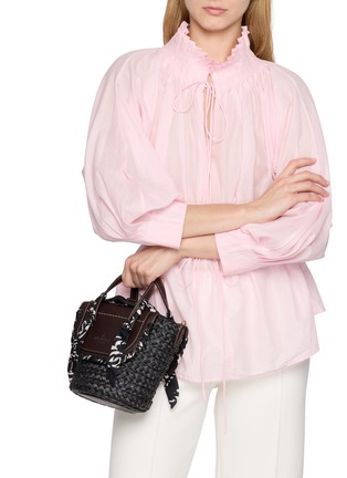 模特儿示范图 - 点击放大 - CUBA LAB - Habanera Silk Eclipse Leather Bucket Bag