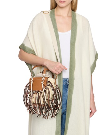 模特儿示范图 - 点击放大 - CUBA LAB - Habanera Fringes Pain Brule Leather Raffia Bucket Bag