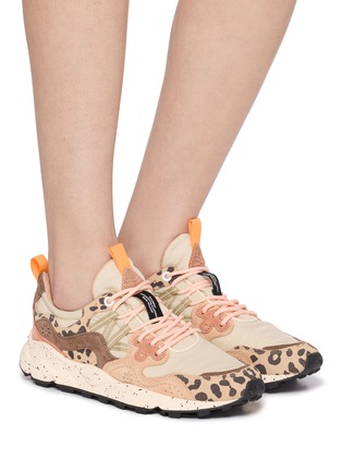 模特儿示范图 - 点击放大 - FLOWER MOUNTAIN - Yamano 3 Unisex Sneakers