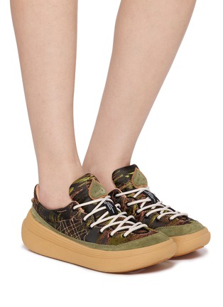 模特儿示范图 - 点击放大 - FLOWER MOUNTAIN - Fami Unisex Sneakers