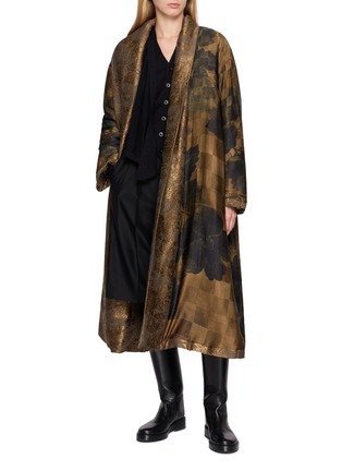 模特儿示范图 - 点击放大 - MASNADA - Reversible Floral Textured Tie Belt Coat