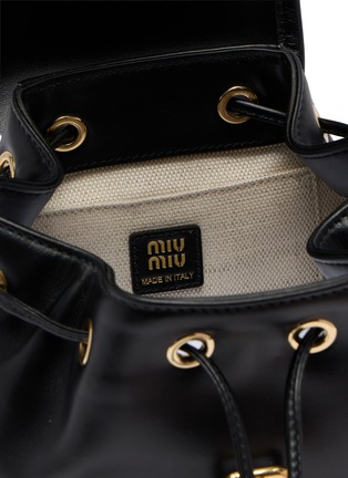 细节 - 点击放大 - MIU MIU - 小号皮革双肩包