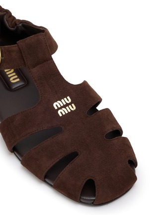 细节 - 点击放大 - MIU MIU - RUCHES 绒面皮镂空渔夫平底凉鞋