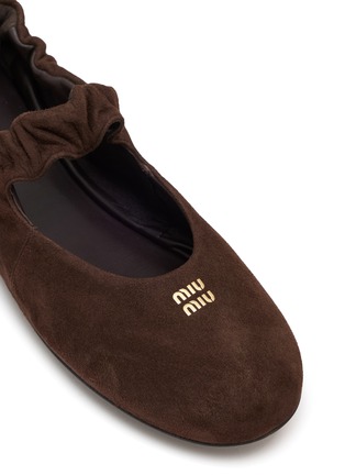 细节 - 点击放大 - MIU MIU - RUCHES 绒面皮褶皱平底芭蕾鞋