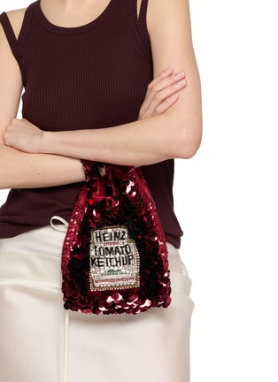 模特儿示范图 - 点击放大 - ANYA HINDMARCH - Heinz Ketchup Sequin Mini Tote Bag