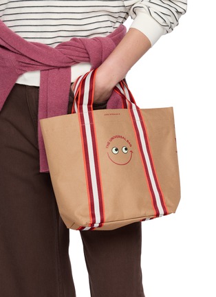 模特儿示范图 - 点击放大 - ANYA HINDMARCH - Small The Universal Tote Bag