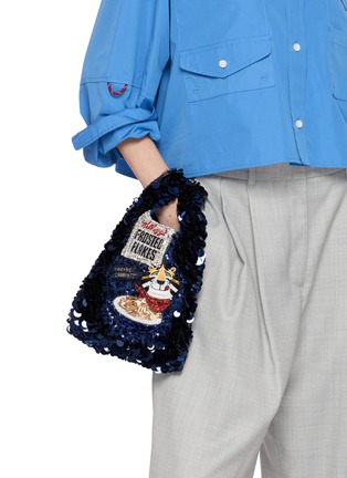 模特儿示范图 - 点击放大 - ANYA HINDMARCH - Kellogs Frosted Flakes Sequin Mini Tote Bag