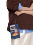 模特儿示范图 - 点击放大 - ANYA HINDMARCH - Kellogs Frosted Flakes Clutch Bag