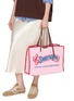 模特儿示范图 - 点击放大 - ANYA HINDMARCH - Sweet N Low E/W Tote Bag
