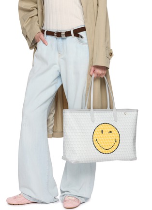 模特儿示范图 - 点击放大 - ANYA HINDMARCH - I Am A Plastic Bag Wink Tote Bag