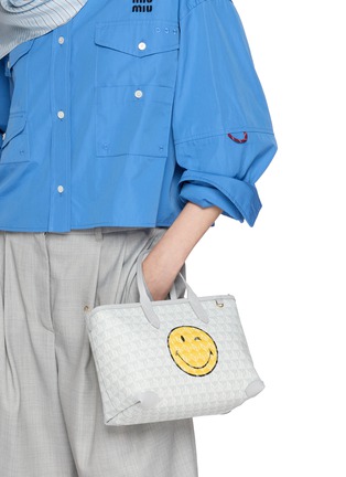 模特儿示范图 - 点击放大 - ANYA HINDMARCH - I Am A Plastic Bag Wink Crossbody Bag