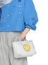 模特儿示范图 - 点击放大 - ANYA HINDMARCH - I Am A Plastic Bag Wink Crossbody Bag