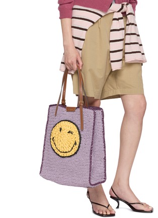 模特儿示范图 - 点击放大 - ANYA HINDMARCH - N/S Paper Raffia Wink Tote Bag