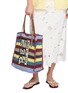 模特儿示范图 - 点击放大 - ANYA HINDMARCH - Pez N/S Raffia Tote Bag