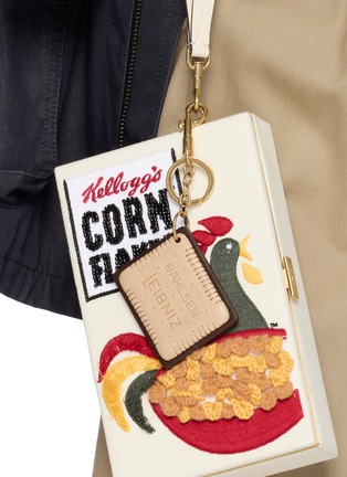 正面 -点击放大 - ANYA HINDMARCH - Choco Leibniz Leather Charm