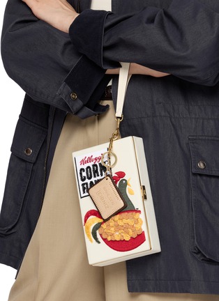 模特儿示范图 - 点击放大 - ANYA HINDMARCH - Choco Leibniz Leather Charm