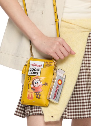 模特儿示范图 - 点击放大 - ANYA HINDMARCH - Nurofen Leather Charm