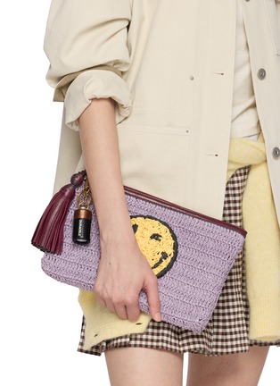 模特儿示范图 - 点击放大 - ANYA HINDMARCH - Duracell Leather Charm