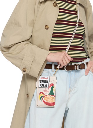 模特儿示范图 - 点击放大 - ANYA HINDMARCH - Kellogs Corn Flakes Leather Zip Card Case