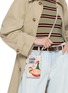 模特儿示范图 - 点击放大 - ANYA HINDMARCH - Kellogs Corn Flakes Leather Zip Card Case