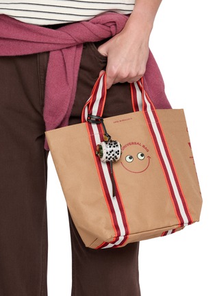 模特儿示范图 - 点击放大 - ANYA HINDMARCH - Uramaki Sushi Leather Charm