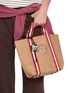 模特儿示范图 - 点击放大 - ANYA HINDMARCH - Uramaki Sushi Leather Charm