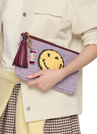 模特儿示范图 - 点击放大 - ANYA HINDMARCH - Love Hearts Leather Charm