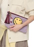 模特儿示范图 - 点击放大 - ANYA HINDMARCH - Love Hearts Leather Charm