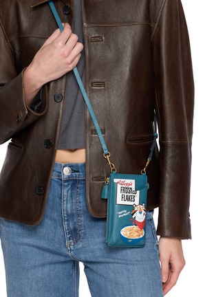模特儿示范图 - 点击放大 - ANYA HINDMARCH - Kellogs Frosted Flakes Leather Phone Zip Pouch