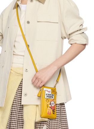 模特儿示范图 - 点击放大 - ANYA HINDMARCH - Coco Pops Leather Zip Phone Pouch