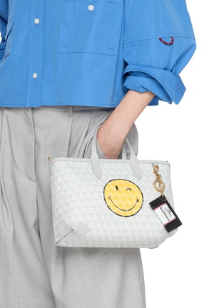 模特儿示范图 - 点击放大 - ANYA HINDMARCH - Kikkoman Charm