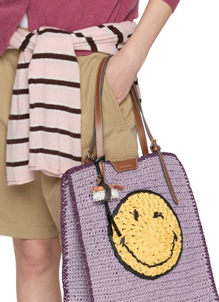 模特儿示范图 - 点击放大 - ANYA HINDMARCH - Nigiri Sushi Leather Charm