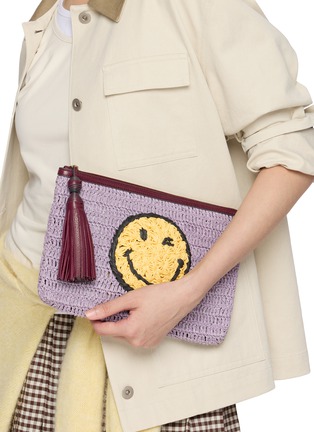模特儿示范图 - 点击放大 - ANYA HINDMARCH - Wink Raffia Pochette