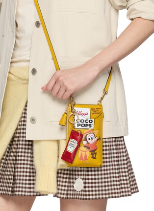 模特儿示范图 - 点击放大 - ANYA HINDMARCH - Heinz Ketchup Leather Keyring Charm