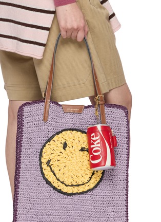模特儿示范图 - 点击放大 - ANYA HINDMARCH - Coca Cola Leather Coin Purse