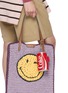 模特儿示范图 - 点击放大 - ANYA HINDMARCH - Coca Cola Leather Coin Purse