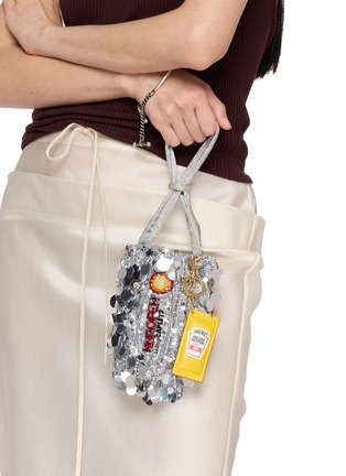 模特儿示范图 - 点击放大 - ANYA HINDMARCH - Heinz Mustard Leather Keyring Charm