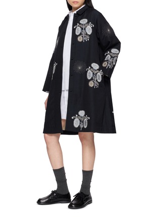 模特儿示范图 - 点击放大 - AODRESS - Floral Star Embroidered Soutien Collar Coat