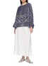 模特儿示范图 - 点击放大 - AODRESS - Niwa Floral Embroidered Velvet Blouse