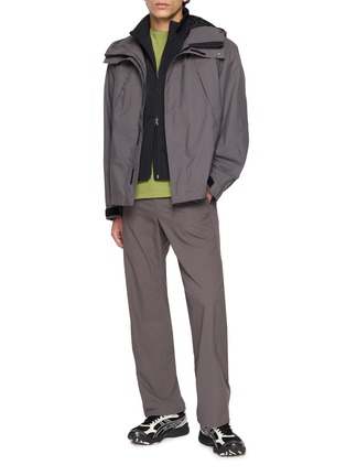 模特儿示范图 - 点击放大 - GOLDWIN - Barite 2L Hooded Shell Jacket