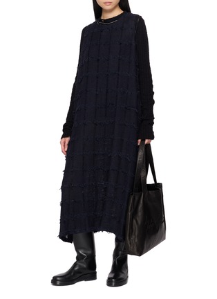 模特儿示范图 - 点击放大 - Y'S - Sleeveless Frayed Chequered Knit Maxi Dress