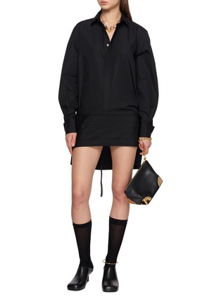 模特儿示范图 - 点击放大 - SACAI - Long Sleeve Asymmetric Hem Poplin Dress