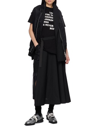 模特儿示范图 - 点击放大 - SACAI - 腰带饰印花短袖 T 恤