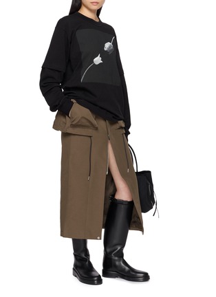 模特儿示范图 - 点击放大 - SACAI - 多口袋工装中长半身裙