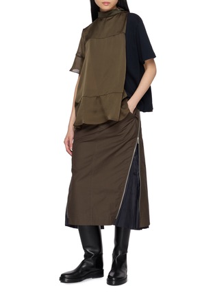 模特儿示范图 - 点击放大 - SACAI - Short Sleeve Satin Jersey Blouse