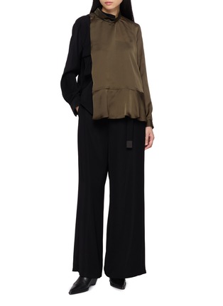 模特儿示范图 - 点击放大 - SACAI - Long Sleeve Satin Blouse