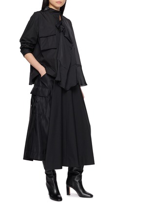模特儿示范图 - 点击放大 - SACAI - Hybrid Satin Blouse Shirt