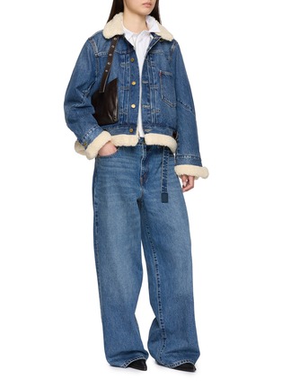模特儿示范图 - 点击放大 - SACAI - X Levi's Leather Patch Faux Fur Trim Denim Jacket