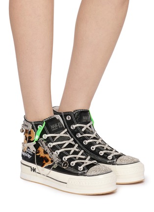 模特儿示范图 - 点击放大 - NAN-KU COUTURE - Embellished High Top Women's Sneakers