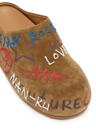 细节 - 点击放大 - NAN-KU COUTURE - Embellished Printed Suede Clogs